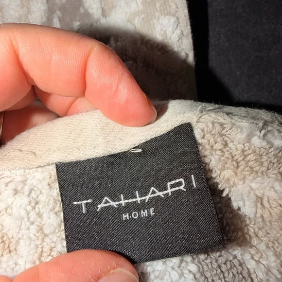 Elegant Cream and White Towel Set - Picture 6 of 6